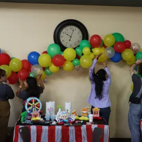People putting up a balloon arch.